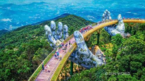 Tranh dán tường cảnh cầu bàn tay vàng Đà Nẵng